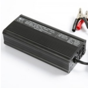 Luchtaire ceallraí do 12.8V 25.6Volt 38.4Volt 51.2V LiFePo4 ceallraí